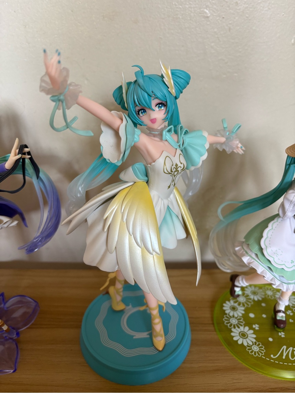 Hatsune Miku Swan Figure